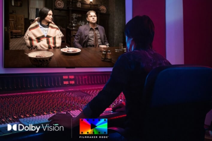 LG OLED evo AI G6 se muestra en un estudio mientras un director trabaja en un panel de control mientras edita una película en pantalla. Los logotipos de Dolby Vision y FILMMAKER MODE aparecen en la parte inferior izquierda.